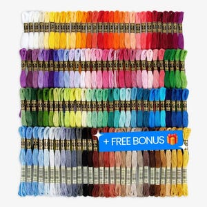Puede incluir: Una gran colección de madejas de hilo de bordar dispuestas en una cuadrícula, con un amplio espectro de colores que incluye blanco, amarillo, naranja, rojo, morado, rosa, verde, azul, marrón y negro. Un banner azul con texto blanco dice + FREE BONUS.