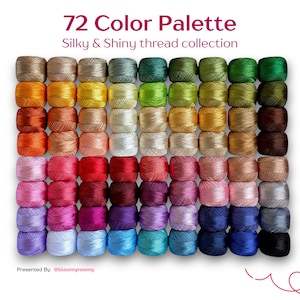 Puede incluir: Una colección de 72 pequeñas bobinas redondas de hilo sedoso y brillante dispuestas en una cuadrícula. El texto superior dice 72 Color Palette Silky & Shiny thread collection, y el inferior dice Presented By: @bloomyroomy.