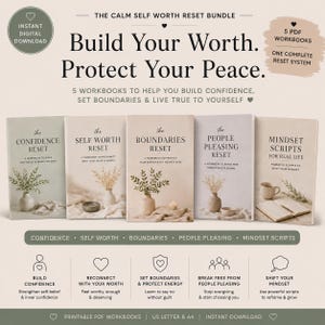 Può includere: Il pacchetto Calm Self Worth Reset include cinque quaderni di lavoro: The Confidence Reset, Self Worth Reset, Boundaries Reset, People Pleasing Reset e Mindset Scripts. I quaderni sono progettati per aiutare a costruire la fiducia e proteggere la tua pace. Il testo include "Build Your Worth. Protect Your Peace."