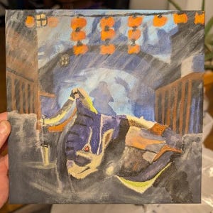 Puede incluir: Pintura original sobre lienzo que representa una escena nocturna con faroles naranjas y una figura con un atuendo azul y amarillo. La obra de arte tiene una atmósfera oscura y melancólica con pinceladas visibles, creando un efecto texturizado.