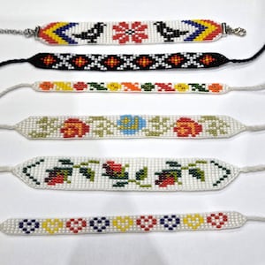 Motif roumain de fleurs folkloriques traditionnelles faites à la main avec un bracelet de perles de verre aux couleurs vives