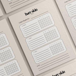 Peut inclure: Feuilles de planification de routine personnalis&eacute;es beiges avec du texte noir. Les feuilles sont &eacute;tiquet&eacute;es "bare skin studio" et comprennent des sections pour les routines du matin, du soir et hebdomadaires. Chaque section a un espace pour les notes et une liste de contr&ocirc;le.