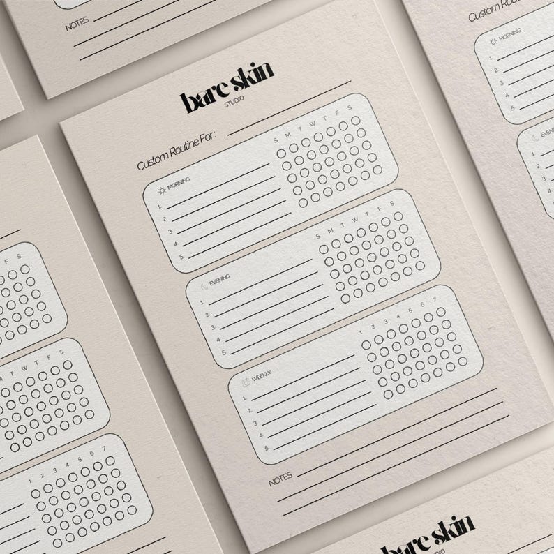 Peut inclure: Feuilles de planification de routine personnalis&eacute;es beiges avec du texte noir. Les feuilles sont &eacute;tiquet&eacute;es "bare skin studio" et comprennent des sections pour les routines du matin, du soir et hebdomadaires. Chaque section a un espace pour les notes et une liste de contr&ocirc;le.