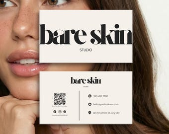 Może przedstawiać: Dwie wizytówki z napisem "bare skin STUDIO" pogrubioną, czarną czcionką. Karty mają kremowe tło. Jedna karta zawiera kod QR i ikony mediów społecznościowych. Druga karta zawiera dane kontaktowe.