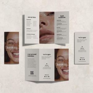Op de afbeelding: Een brochureset voor een huidverzorgings- en esthetiekbedrijf, met het gezicht van een lachende vrouw. De brochures bevatten een lijst met diensten, gezichtsbehandelingen en contactgegevens. De bedrijfsnaam "lumière" wordt weergegeven.