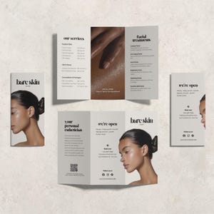 Puede incluir: Folleto promocional para un estudio de cuidado de la piel, con el nombre "bare skin" y el perfil de una mujer. El folleto enumera servicios, tratamientos faciales e información de contacto. El esquema de color es neutro, centrado en el cuidado de la piel.