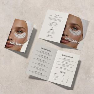 Può includere: Brochure promozionale per "kaia lashes" con una donna con patch per gli occhi. La brochure include il nome dell'azienda, il menu delle ciglia, i trattamenti per le ciglia e le informazioni di contatto. Lo schema dei colori è neutro con testo nero su sfondo bianco.