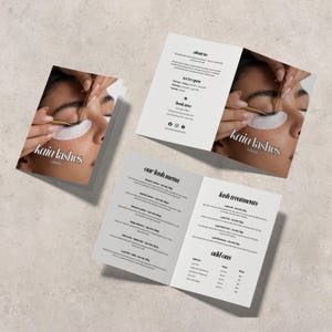Op de afbeelding: Een drieluik brochure voor Kaia Lashes studio met zwarte tekst op een witte achtergrond. De omslag toont een close-up van een oog dat een wimperbehandeling ondergaat. De binnenpanelen vermelden wimpermenu's, behandelingen en contactgegevens.