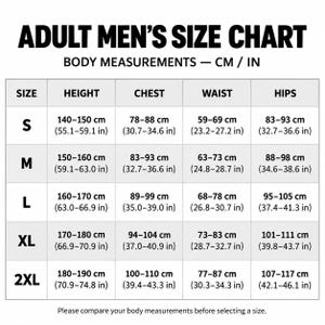 Op de afbeelding: Een maattabel getiteld ADULT MEN'S SIZE CHART met kolommen voor maat, lengte, borstomvang, taille en heupen. Het bevat afmetingen in centimeters en inches voor de maten S, M, L, XL en 2XL, met de tekst: Please compare your body measurements before selecting a size.