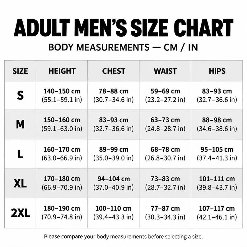 Op de afbeelding: Een maattabel getiteld ADULT MEN'S SIZE CHART met kolommen voor maat, lengte, borstomvang, taille en heupen. Het bevat afmetingen in centimeters en inches voor de maten S, M, L, XL en 2XL, met de tekst: Please compare your body measurements before selecting a size.