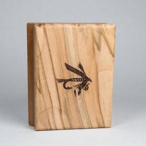 Grawerowane drewniane pudełko na muchy