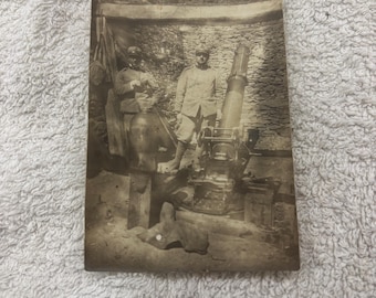 Historisches Militärfoto: Soldaten mit Mörserartillerie aus der Zeit des Ersten und Zweiten Weltkriegs. Originale antike Fotografie.