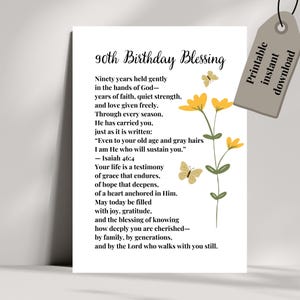 Op de afbeelding: Een witte rechthoekige kaart met de tekst 90th Birthday Blessing, een gedicht over geloof en een bijbelvers uit Jesaja 46:4. Het ontwerp bevat een verticale groene stengel met gele bloemen en twee kleine vlinders aan de rechterkant.