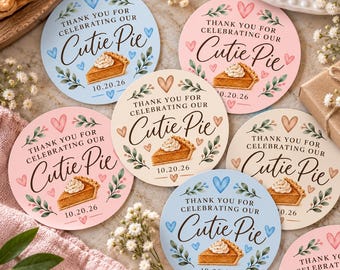 Puede incluir: Pegatinas redondas en azul claro, rosa suave y crema con una porción de tarta de calabaza con nata. El texto dice "THANK YOU FOR CELEBRATING OUR Cutie Pie" con la fecha "10.20.26" rodeada de pequeños corazones y hojas verdes.