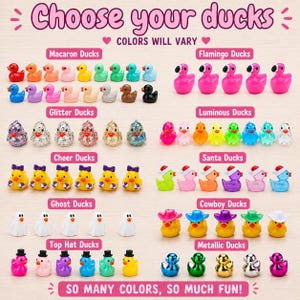 Puede incluir: Una colecci&oacute;n de patos de goma en miniatura categorizados por estilo, incluyendo patos Macaron, Flamingo, Glitter, Luminous, Cheer, Santa, Ghost, Cowboy, Top Hat y Metallic en varios colores. El texto dice Choose your ducks y So many colors, so much fun!