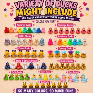 Puede incluir: Una colecci&oacute;n de patitos de goma en miniatura con varios temas como Macaron, Flamingo, Glitter, Luminous, Cheer, Cowboy, Stars & Stripes, Golden, Turtle, Ballet, Cake y Bee, con el texto VARIETY OF DUCKS MIGHT INCLUDE.