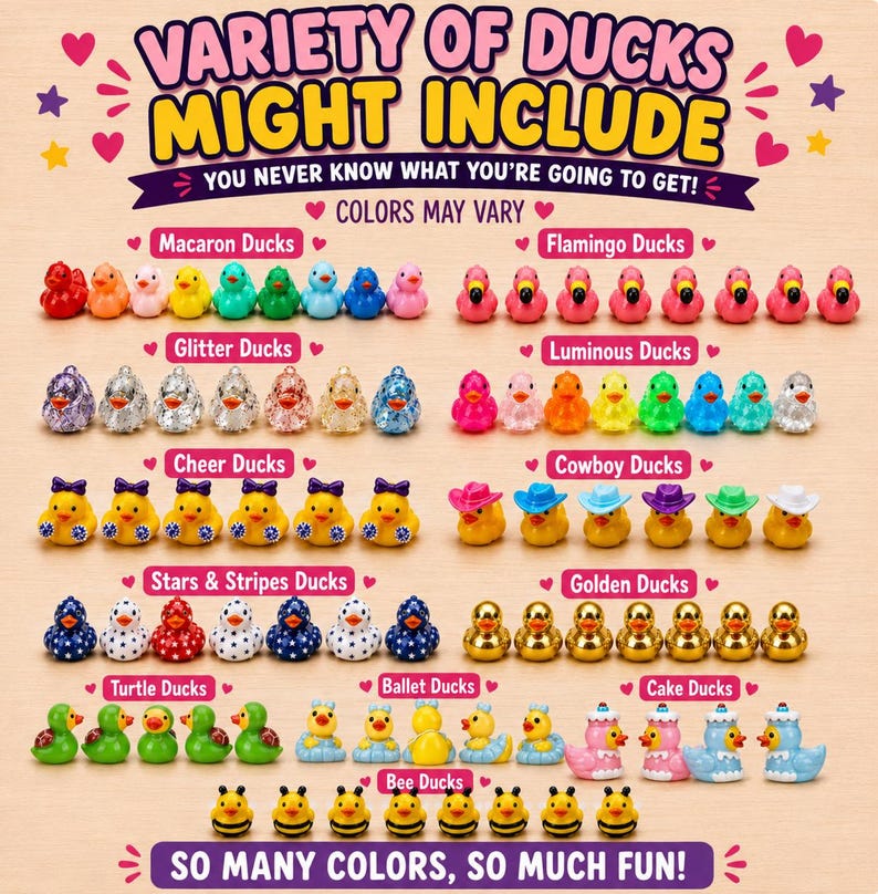 Puede incluir: Una colecci&oacute;n de patitos de goma en miniatura con varios temas como Macaron, Flamingo, Glitter, Luminous, Cheer, Cowboy, Stars & Stripes, Golden, Turtle, Ballet, Cake y Bee, con el texto VARIETY OF DUCKS MIGHT INCLUDE.