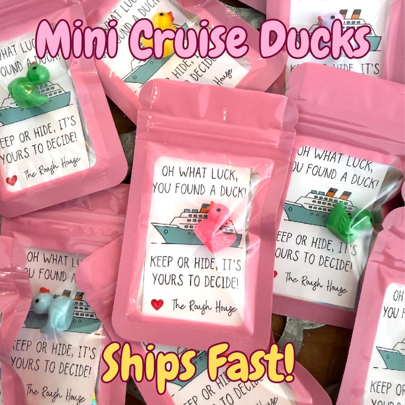 Puede incluir: Varias bolsas peque&ntilde;as de color rosa con cierre herm&eacute;tico que contienen un patito de goma y una tarjeta. La tarjeta muestra una ilustraci&oacute;n de un crucero y el texto: OH WHAT LUCK, YOU FOUND A DUCK! KEEP OR HIDE, IT'S YOURS TO DECIDE!