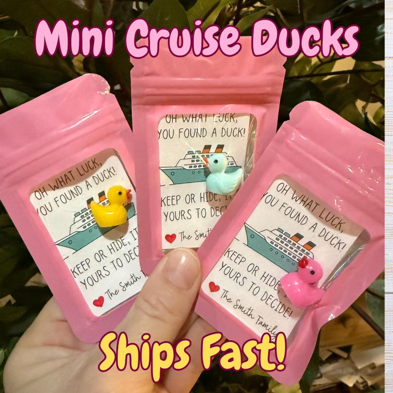 Puede incluir: Tres peque&ntilde;as bolsas rosas resellables que contienen cada una un patito de goma diminuto y una tarjeta. Las tarjetas muestran una ilustraci&oacute;n de un crucero y el texto: OH WHAT LUCK, YOU FOUND A DUCK! KEEP OR HIDE, IT IS YOURS TO DECIDE! Los patitos son amarillos, azules y rosas.