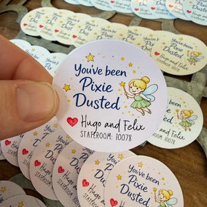 Könnte beinhalten: Ein handgefertigtes Holzschneidebrett mit natürlichem Finish. Das rechteckige Brett hat eine Saftrille und einen Griff. Abmessungen ca. 45 cm lang, 30 cm breit und 2,5 cm dick.