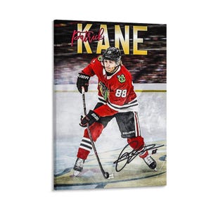 Op de afbeelding: Een canvas print met ijshockeyspeler Patrick Kane in een rood en zwart Chicago Blackhawks-shirt, nummer 88. De afbeelding bevat Kane's handtekening en de naam "Kane" in grote gouden letters. De achtergrond toont een ijshockeybaan.