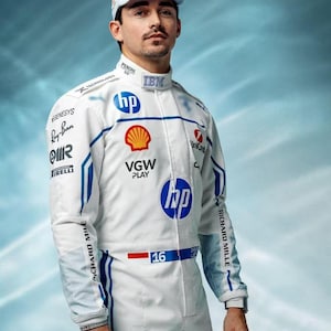 Könnte beinhalten: Weißer Rennanzug mit blauen und roten Akzenten, mit Sponsorenlogos wie HP, Ray-Ban und Pirelli. Der Anzug hat die Nummer 16 und den Text "RICHARD MILLE". Die Person trägt eine passende Kappe.