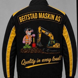 Puede incluir: Chaqueta de trabajo negra con detalles amarillos y el texto "BEITSTAD MASKIN AS" en la espalda. Presenta un cerdo de dibujos animados con una pala y una excavadora CAT amarilla. Tambi&eacute;n se muestra el texto "Quality in every load!".