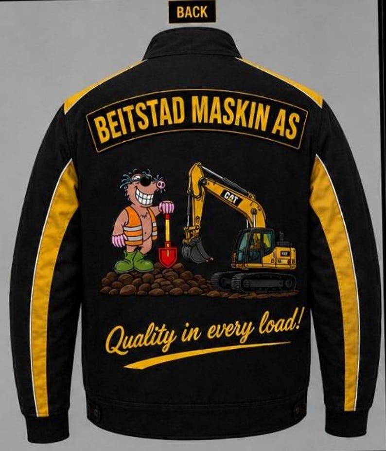 Puede incluir: Chaqueta de trabajo negra con detalles amarillos y el texto "BEITSTAD MASKIN AS" en la espalda. Presenta un cerdo de dibujos animados con una pala y una excavadora CAT amarilla. Tambi&eacute;n se muestra el texto "Quality in every load!".