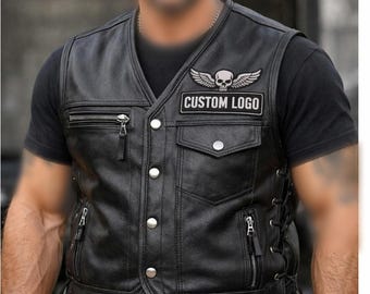 Zwart leren bikervest voor heren, custom logo, motorvest met doodskoppatch en vetersluiting aan de zijkant, handgemaakt