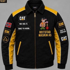 Puede incluir: Chaqueta de trabajo negra con detalles amarillos en los hombros y mangas. Cuenta con parches con el logo CAT, el texto "WE DIG IT" y "BUILT TO WORK". Tambi&eacute;n hay un personaje de dibujos animados con una pala, junto con el texto "BEITSTAD MASKIN AS."