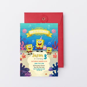 Pode incluir: Um convite de anivers&aacute;rio colorido com personagens do Bob Esponja. O convite inclui o texto "JOIN US TO CELEBRATE!" e detalhes da festa para "Jason", incluindo data, hora e local. O convite &eacute; combinado com um envelope vermelho.