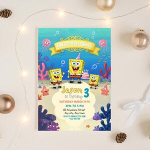 Pode incluir: Um convite colorido para uma festa de anivers&aacute;rio com personagens do Bob Esponja. O convite inclui o texto "Join Us to Celebrate!" e detalhes para uma festa de terceiro anivers&aacute;rio, incluindo a data, hora e local.