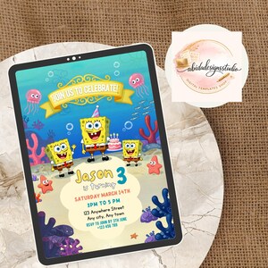 Pode incluir: Um convite digital com personagens do Bob Esponja. O design inclui o texto "Join Us To Celebrate!" e "Jason faz 3 anos". O convite &eacute; ambientado em um fundo subaqu&aacute;tico com corais, &aacute;guas-vivas e um bolo de anivers&aacute;rio.