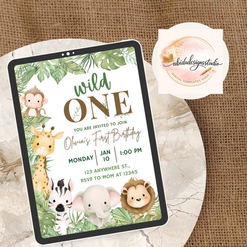 K&ouml;nnte beinhalten: Eine digitale Einladung f&uuml;r eine "Wild One"-Geburtstagsfeier. Das Design zeigt Dschungeltiere, darunter ein Affe, eine Giraffe, ein Zebra, ein Elefant und ein L&ouml;we, mit tropischen Bl&auml;ttern. Die Einladung enth&auml;lt den Text "Olivia's First Birthday" und Party-Details.