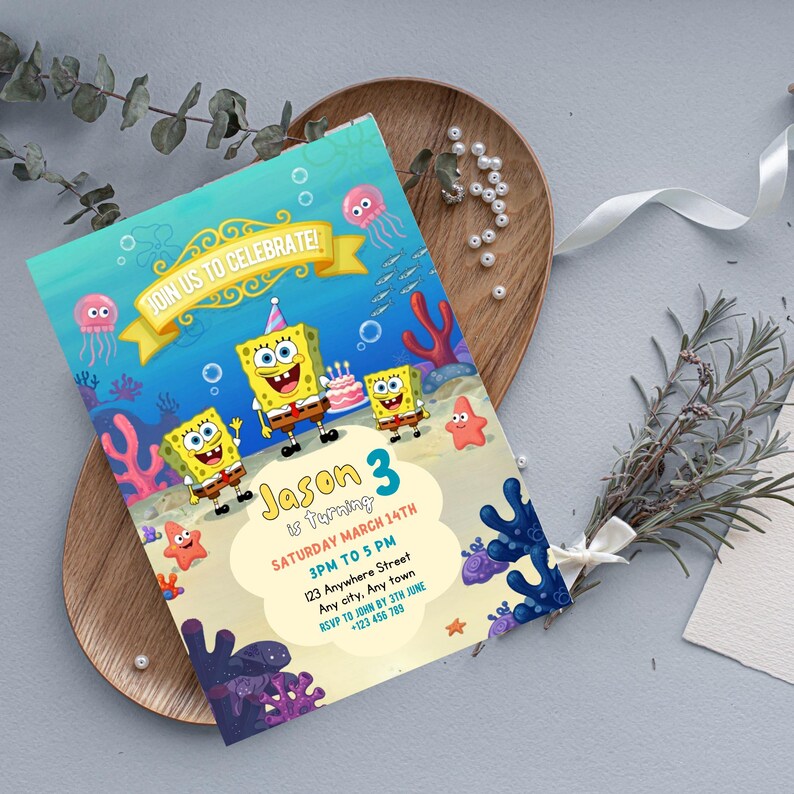 Pode incluir: Um convite colorido para uma festa de anivers&aacute;rio com personagens do Bob Esponja. O convite inclui o texto "JOIN US TO CELEBRATE!" e detalhes para uma festa para Jason, que est&aacute; completando 3 anos. O design inclui elementos subaqu&aacute;ticos.