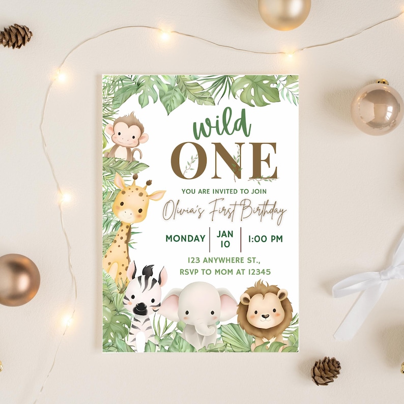 K&ouml;nnte beinhalten: Eine Wild One-Geburtstagseinladung mit Dschungeltieren wie Affe, Giraffe, Zebra, Elefant und L&ouml;we. Die Einladung enth&auml;lt den Text "wild ONE" und Details f&uuml;r Olivias ersten Geburtstag: Datum, Uhrzeit und Ort.