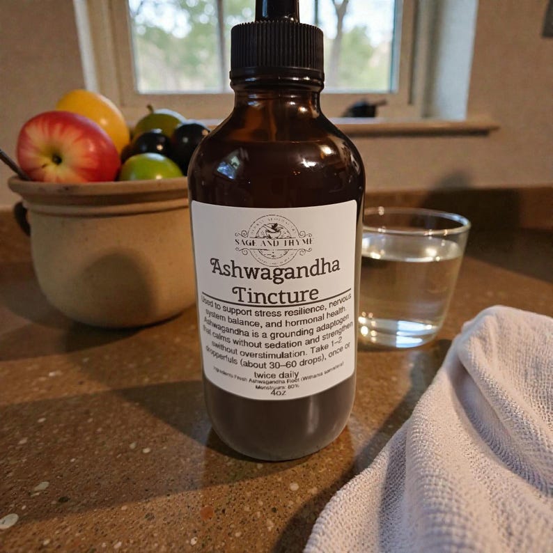 Puede incluir: Un frasco de vidrio &aacute;mbar de 118 ml de tintura de Ashwagandha Sage and Thyme con tapa cuentagotas negra. La etiqueta blanca presenta texto negro que detalla el nombre del producto, instrucciones de uso e ingredientes, incluyendo el volumen de 118 ml.