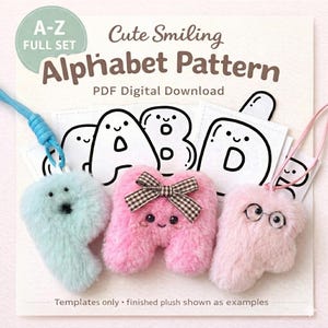 Può includere: Un modello digitale PDF intitolato A-Z Cute Smiling Alphabet Pattern. L'immagine mostra tre ciondoli a forma di lettera in peluche nei colori azzurro, rosa e rosa pallido, con volti ricamati, un fiocco a quadretti marrone e occhiali.