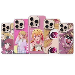 Może przedstawiać: Kolekcja pięciu etui na telefony z ilustracjami w stylu anime. Etui przedstawiają różne postacie z blond i rudymi włosami, na żywych różowych i białych tłach. Każde etui ma inny wzór.