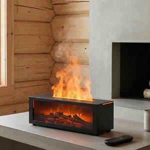 Peut inclure: Une cheminée électrique noire avec un effet de flamme réaliste est posée sur une table grise. La cheminée a une forme rectangulaire avec une façade en verre, et les flammes sont orange et jaunes. Une télécommande et une tasse sont également sur la table.