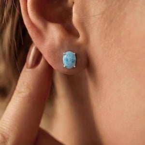 Brincos de pino com pedra preciosa larimar natural oval, em prata de lei 925.