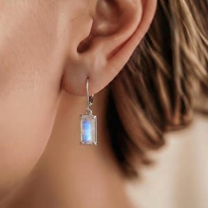 925シルバー長方形天然ムーンストーンぶら下がりピアス、宝石ピアス、ムーンストーンジュエリー