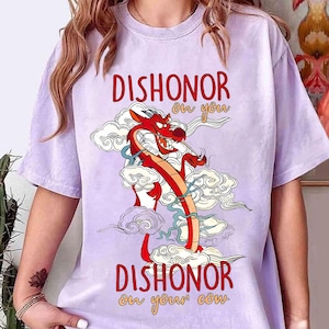 Może przedstawiać: Jasnofioletowa koszulka z czerwonym smokiem i napisami "Dishonor on you" i "Dishonor on your cow". Smok otoczony jest białymi chmurami.