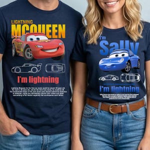 Puede incluir: Camisetas azul marino con personajes de la película Cars. Una muestra a Rayo McQueen, la otra a Sally Carrera. Cada camiseta tiene el texto "I'm Lightning" y esquemas de coches. Un conjunto divertido para los fans.