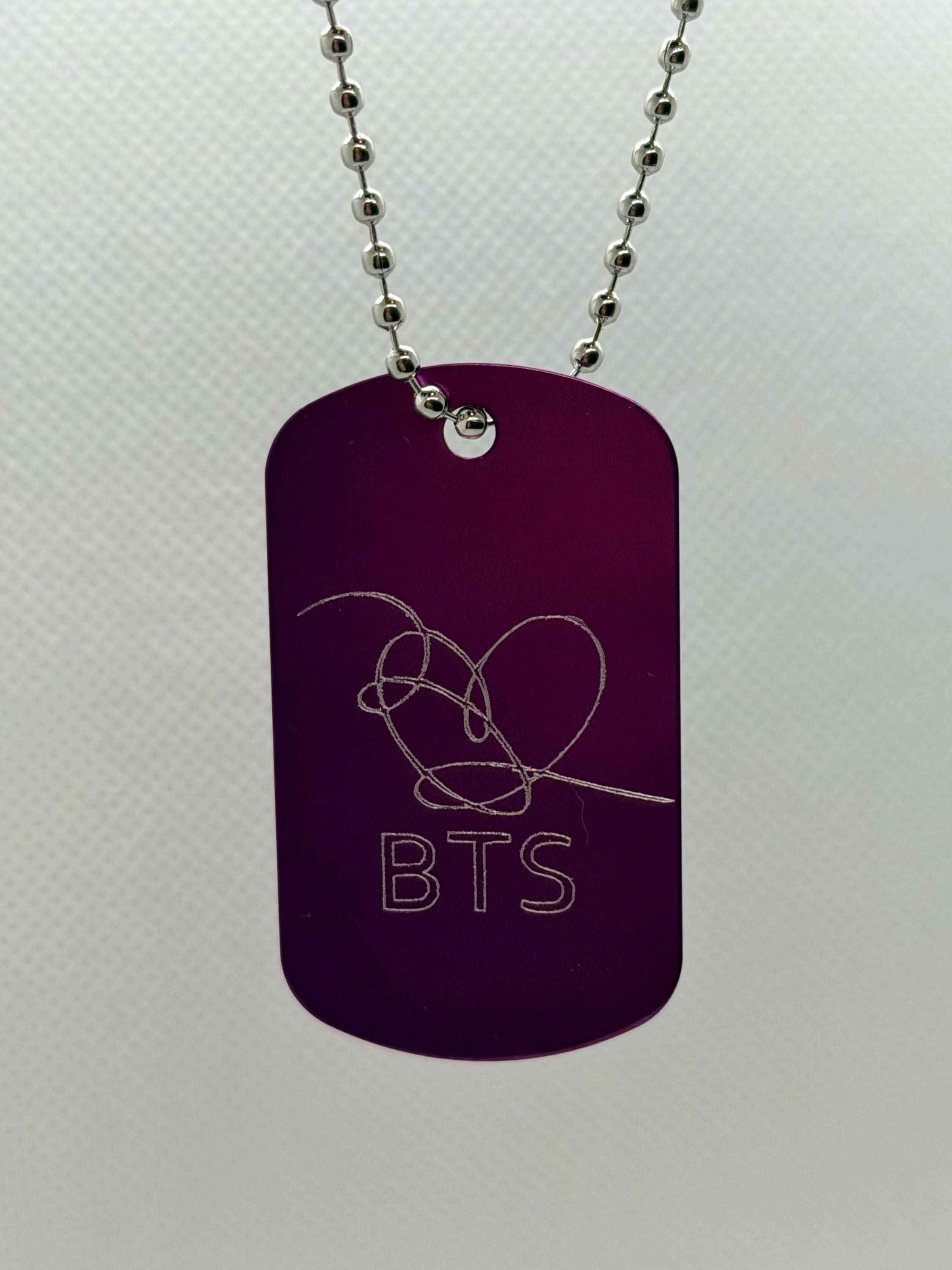 アイドル BTS- Necklace Purple BTS ARMY Dog Tag Necklace – Engraved Heart, K-pop Fan Gift