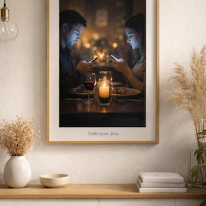 Poster för samtida konst – Bord för två | Känslomässig väggkonst om par och skärmar | Socialt medvetet konsttryck | Väggdekor – Smartphone