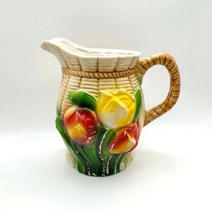 Jarra de cerâmica soviética vintage com tulipas, URSS, Ucrânia, década de 1980.