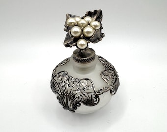 Frasco de perfume vintage em vidro fosco com tampa em formato de uvas prateadas e com imitação de pérola, década de 1960.