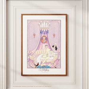 Può includere: Una stampa artistica incorniciata con un'illustrazione vintage. L'opera raffigura una donna sdraiata su una chaise longue sotto un baldacchino. La tavolozza dei colori comprende tonalità rosa, lavanda e crema. La stampa è in una cornice di legno.