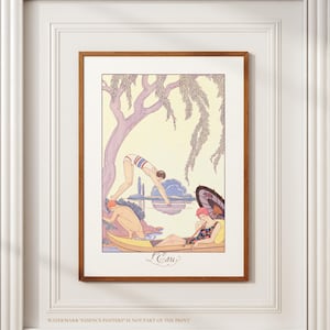 Puede incluir: Una impresión artística enmarcada con una ilustración vintage de una escena junto al lago. La obra de arte representa figuras en trajes de baño, un bote amarillo y un árbol con ramas lloronas. El texto "L'Eau" está en la parte inferior.